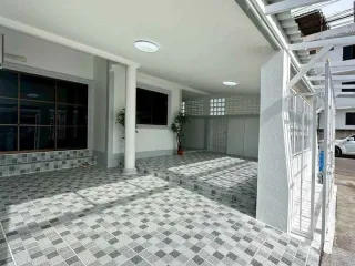 Casa adosada en alquiler de 2 habitaciones en Bang Lamung, Chonburi