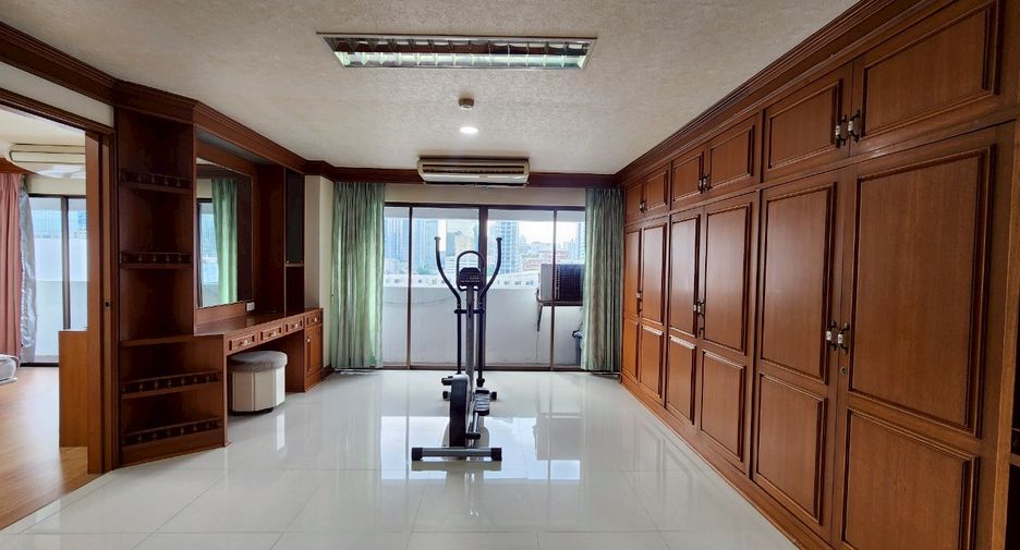 For rent そして for sale 3 ベッドルーム condo in Watthana, Bangkok
