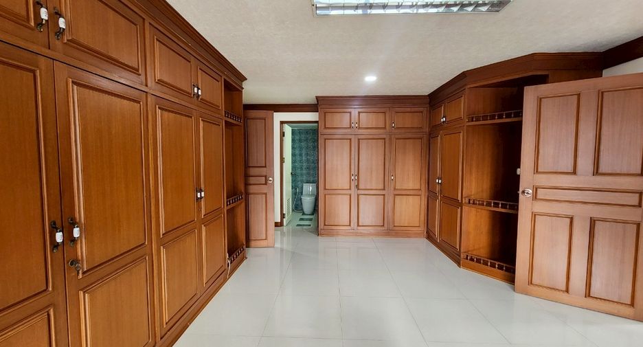 For rent そして for sale 3 ベッドルーム condo in Watthana, Bangkok