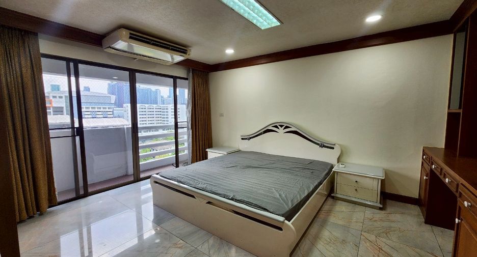 For rent そして for sale 3 ベッドルーム condo in Watthana, Bangkok