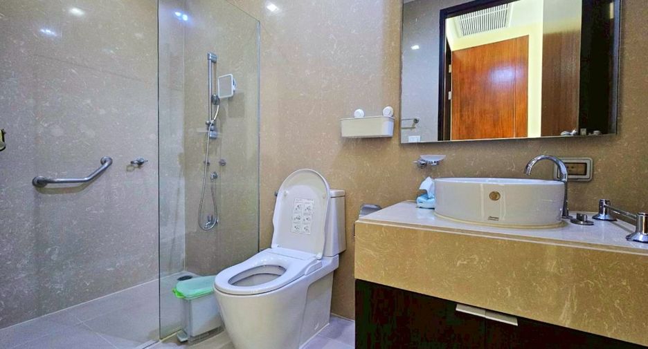 For rent 2 bedrooms condo in Khlong Toei, Bangkok