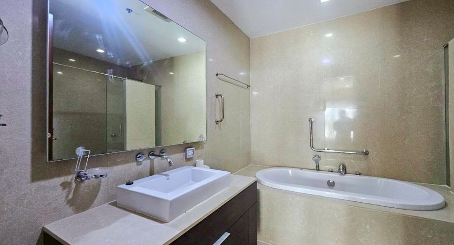 For rent 2 bedrooms condo in Khlong Toei, Bangkok