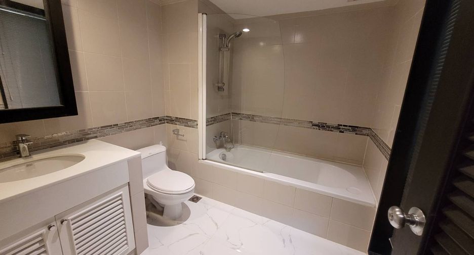 For rent 3 bedrooms condo in Pathum Wan, Bangkok