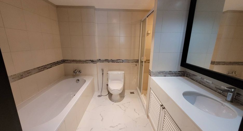 For rent 3 bedrooms condo in Pathum Wan, Bangkok