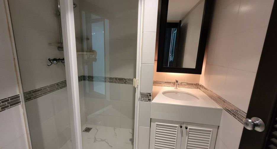 For rent 3 bedrooms condo in Pathum Wan, Bangkok