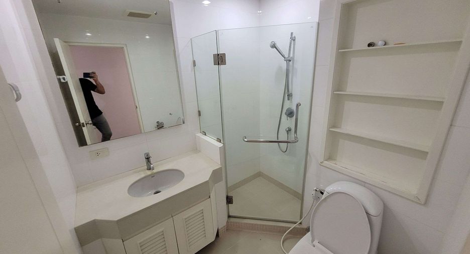 For rent 3 bedrooms condo in Khlong Toei, Bangkok