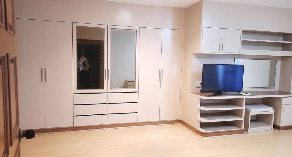 For rent 3 bedrooms condo in Watthana, Bangkok