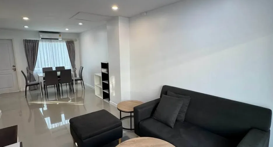 Casa adosada en alquiler de 3 habitaciones en Bang Lamung, Chonburi