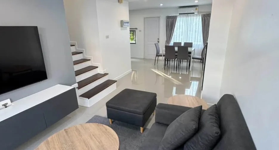 Casa adosada en alquiler de 3 habitaciones en Bang Lamung, Chonburi