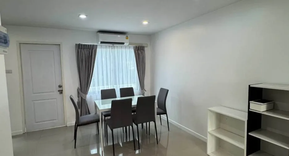 Casa adosada en alquiler de 3 habitaciones en Bang Lamung, Chonburi