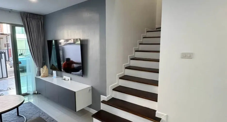 Casa adosada en alquiler de 3 habitaciones en Bang Lamung, Chonburi