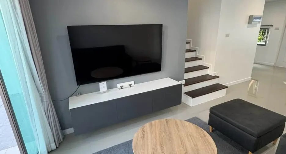 Casa adosada en alquiler de 3 habitaciones en Bang Lamung, Chonburi