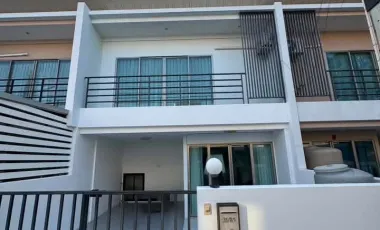 Casa adosada en alquiler de 3 habitaciones en Bang Lamung, Chonburi