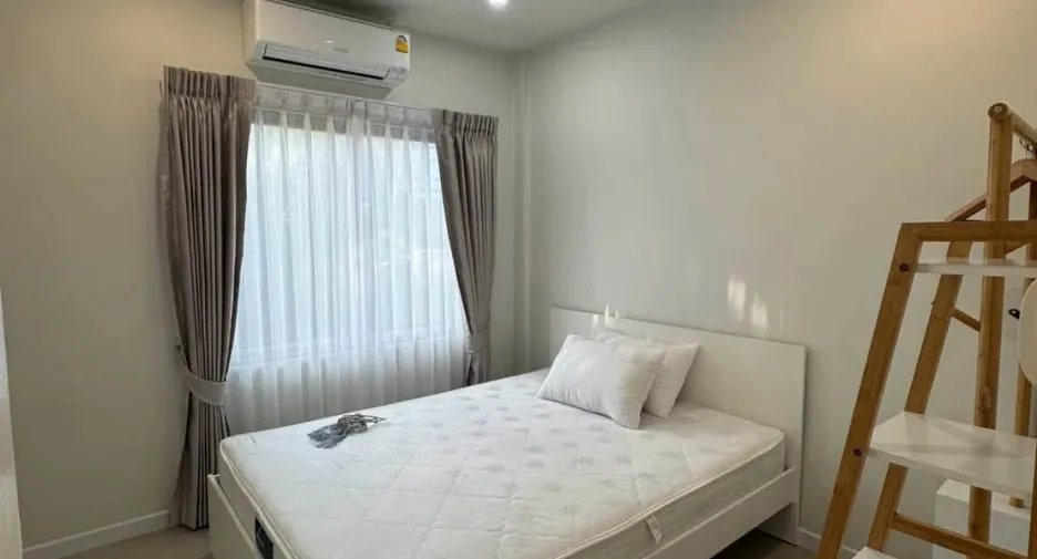 Casa adosada en alquiler de 3 habitaciones en Bang Lamung, Chonburi