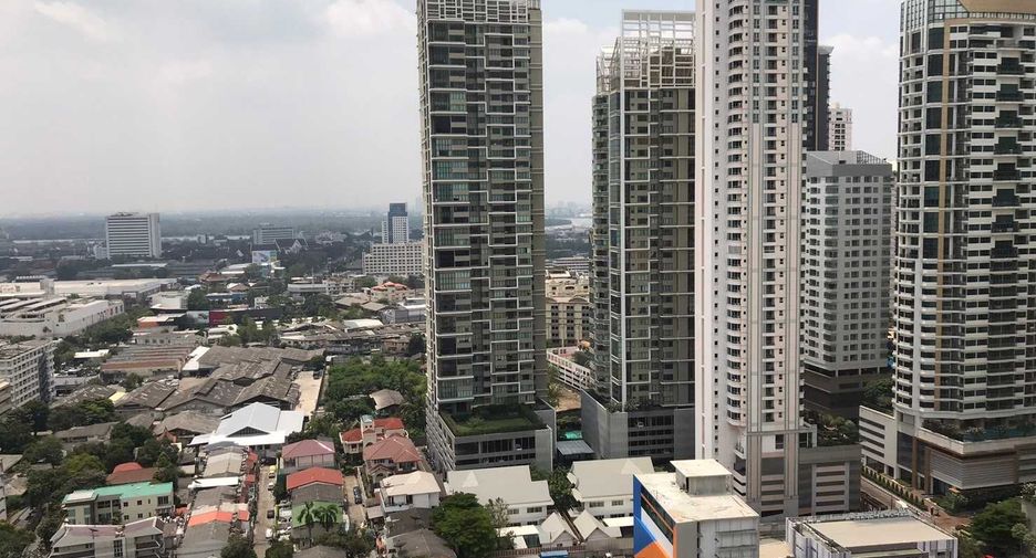 For rent 3 bedrooms condo in Khlong Toei, Bangkok