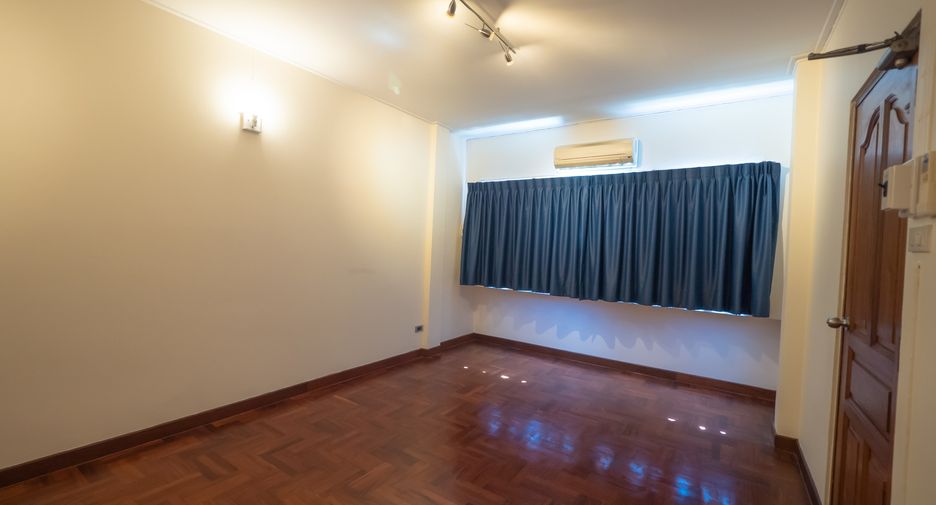 Reihenhaus zur Miete mit 5 Zimmer in Khlong Toei, Bangkok
