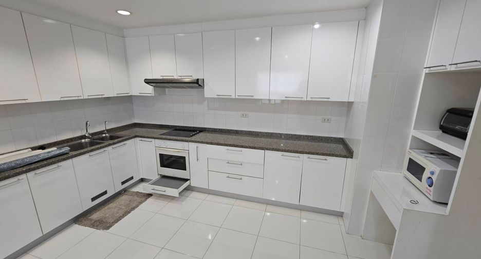 For rent 2 bedrooms condo in Khlong Toei, Bangkok