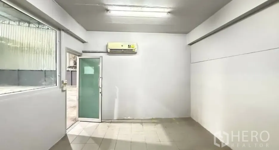 À louer entrepôt à Bang Na, Bangkok