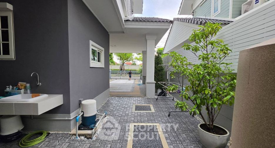 For sale 3 bedrooms house in Khlong Sam Wa, Bangkok