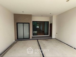 Casa adosada en venta de 4 habitaciones en Bang Sue, Bangkok
