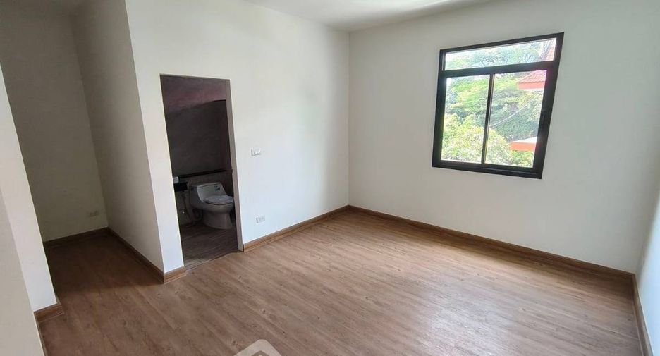 Casa adosada en venta de 4 habitaciones en Bang Sue, Bangkok