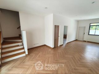Casa adosada en venta de 4 habitaciones en Bang Sue, Bangkok