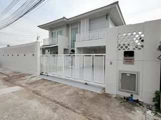 Casa adosada en venta de 4 habitaciones en Bang Lamung, Chonburi