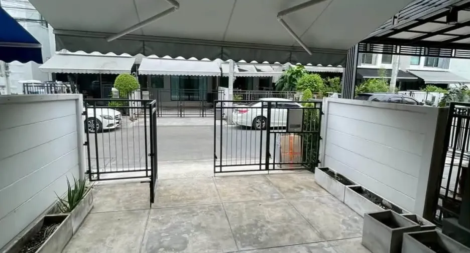 Reihenhaus zur Miete mit 3 Zimmer in Bang Kapi, Bangkok