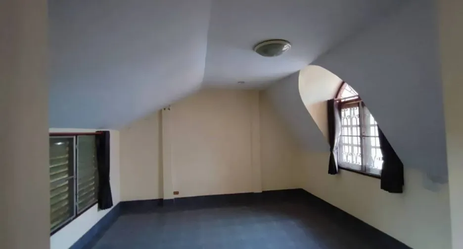 Casa en venta y en alquiler de 3 habitaciones en Bangkok Noi, Bangkok