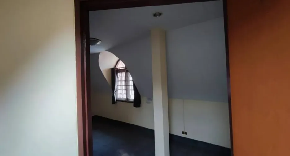 Casa en venta y en alquiler de 3 habitaciones en Bangkok Noi, Bangkok