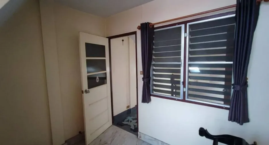 Casa en venta y en alquiler de 3 habitaciones en Bangkok Noi, Bangkok