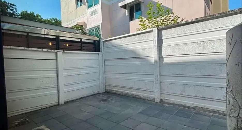 For rent 3 bedrooms townhouse in Prawet, Bangkok