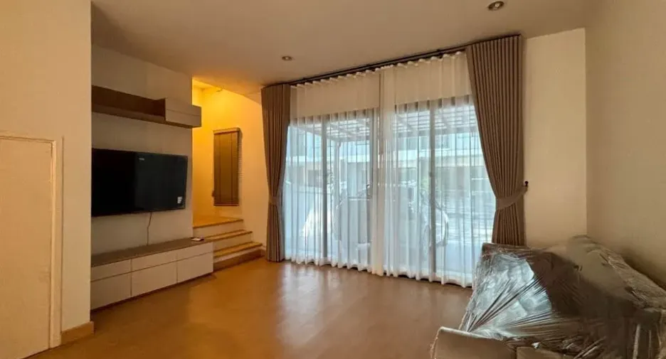 For rent 3 bedrooms townhouse in Prawet, Bangkok