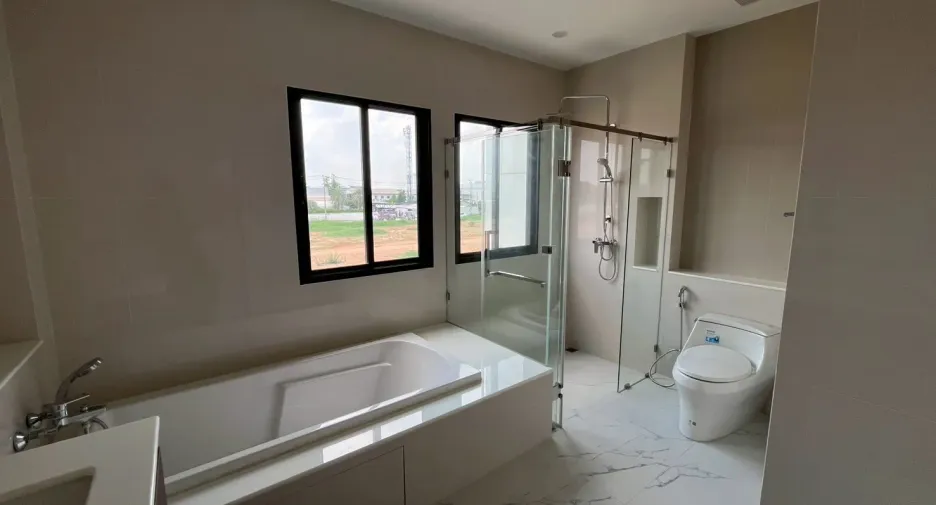 Haus zum Kauf mit 5 Zimmer in Bang Khen, Bangkok