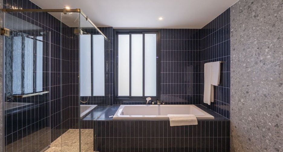 For rent 3 bedrooms condo in Khlong Toei, Bangkok