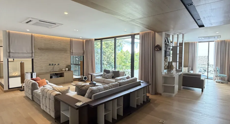 For sale and for rent 6 bedrooms house in Huai Khwang, Bangkok
