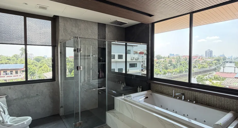 For sale and for rent 6 bedrooms house in Huai Khwang, Bangkok