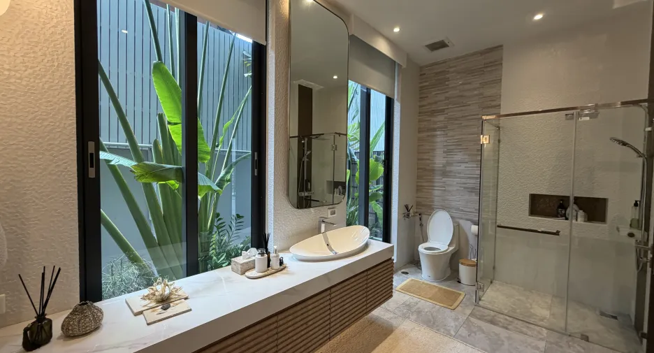 For sale and for rent 6 bedrooms house in Huai Khwang, Bangkok