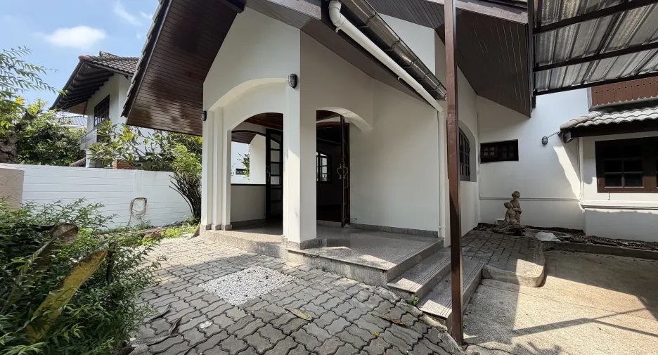 For rent 3 bedrooms house in Huai Khwang, Bangkok
