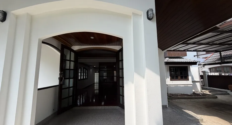 For rent 3 bedrooms house in Huai Khwang, Bangkok