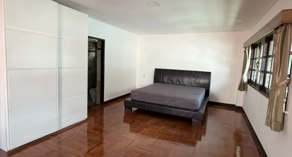 For rent 3 bedrooms house in Huai Khwang, Bangkok