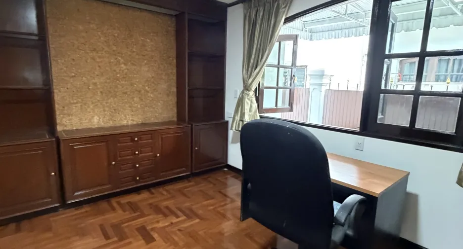 For rent 3 bedrooms house in Huai Khwang, Bangkok