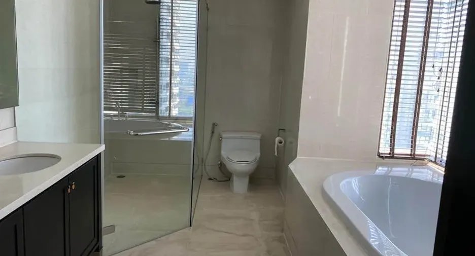 For rent 3 bedrooms condo in Khlong Toei, Bangkok