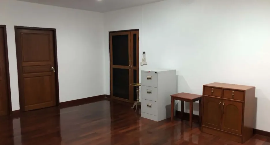 For rent 5 bedrooms office in Bang Na, Bangkok