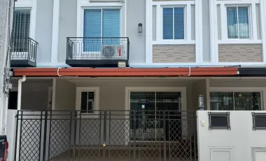 À vendre et à louer 3 chambres maison de ville à Saphan Sung, Bangkok
