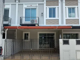 For sale and for rent 3 bedrooms townhouse in Saphan Sung, Bangkok