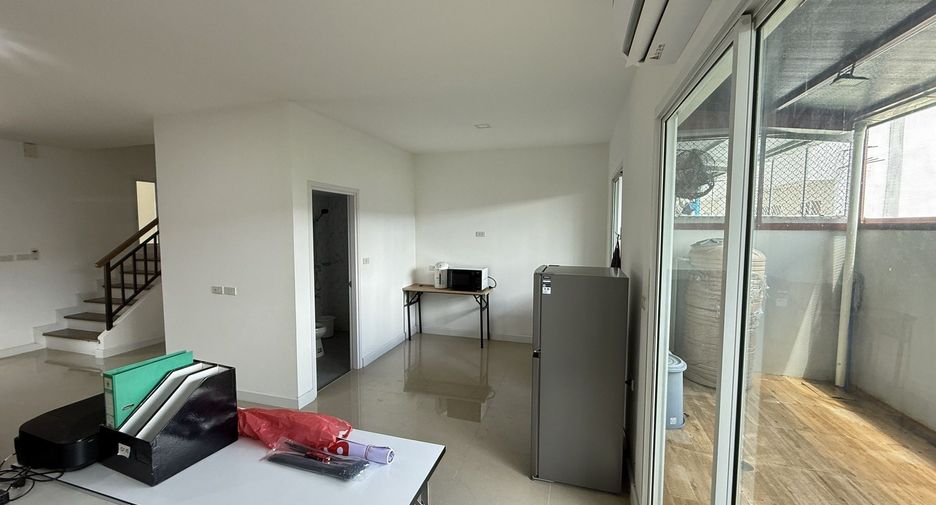 À vendre et à louer 3 chambres maison de ville à Saphan Sung, Bangkok