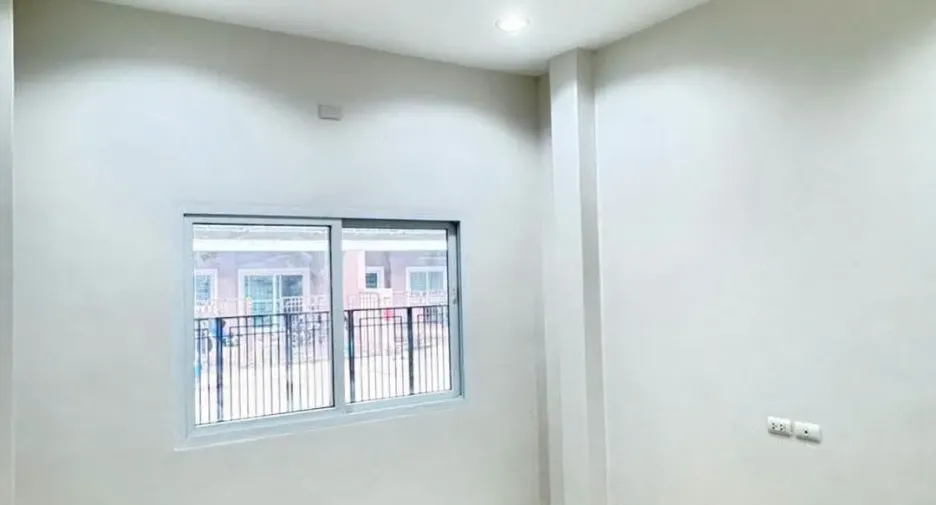 For sale 2 bedrooms townhouse in Si Racha, Chonburi
