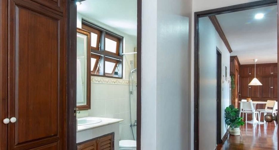 For rent 3 bedrooms condo in Yan Nawa, Bangkok