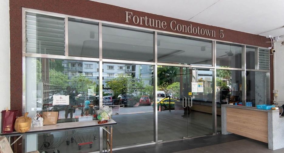 For rent 3 bedrooms condo in Yan Nawa, Bangkok